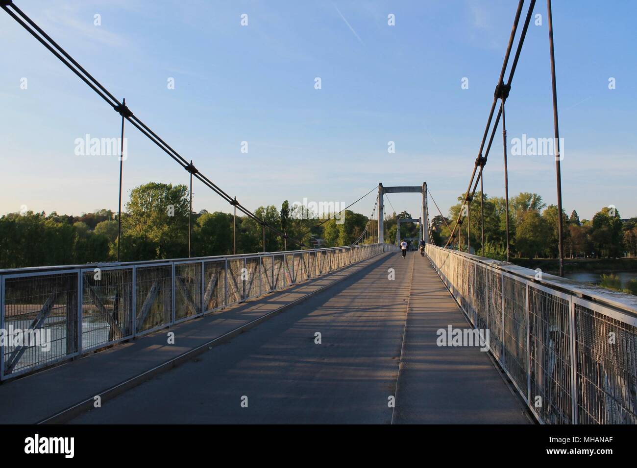 Alte Metallbrücke namens Pont de Fil über dem Fluss Loire in Tours Stadt, Loire-Tal - UNESCO-Weltkulturerbe, Frankreich Stockfoto