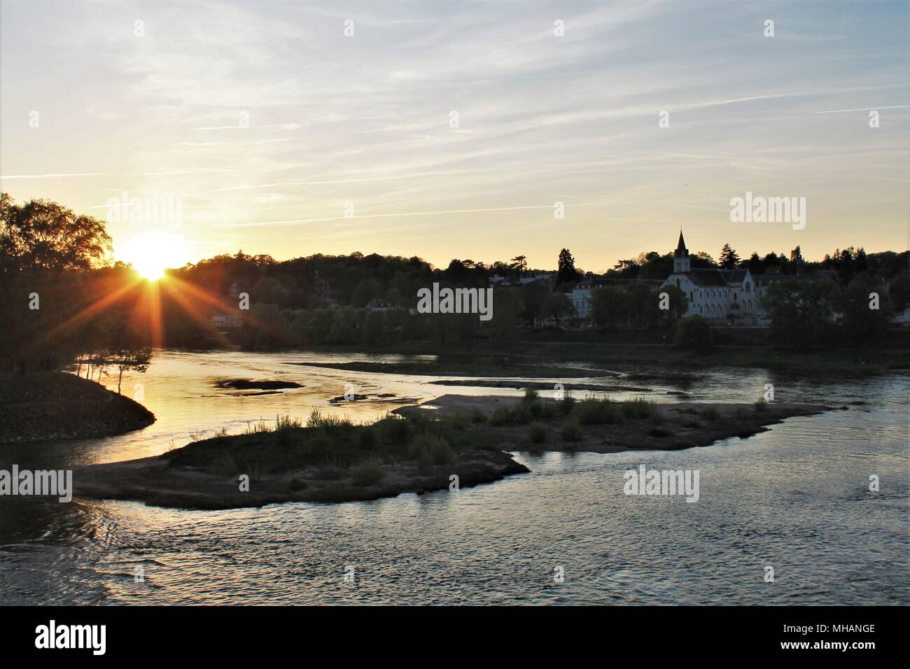 Sonnenuntergang auf der Loire in Tours Stadt, Loire-Tal - UNESCO-Weltkulturerbe, Frankreich Stockfoto
