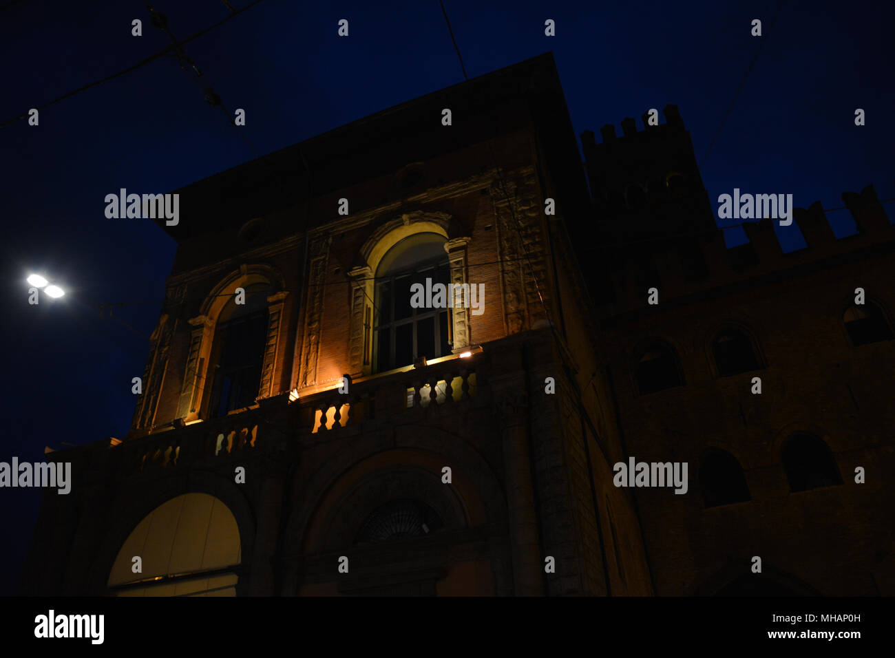 Nachtaufnahmen des Stadtzentrum von Bologna, wunderschöne Stadt in Italien. Stockfoto