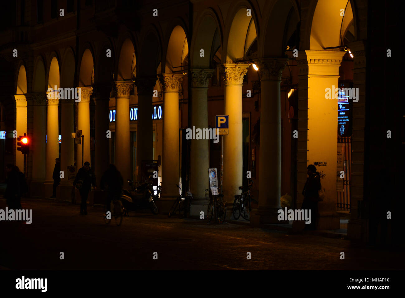 Nachtaufnahmen des Stadtzentrum von Bologna, wunderschöne Stadt in Italien. Stockfoto