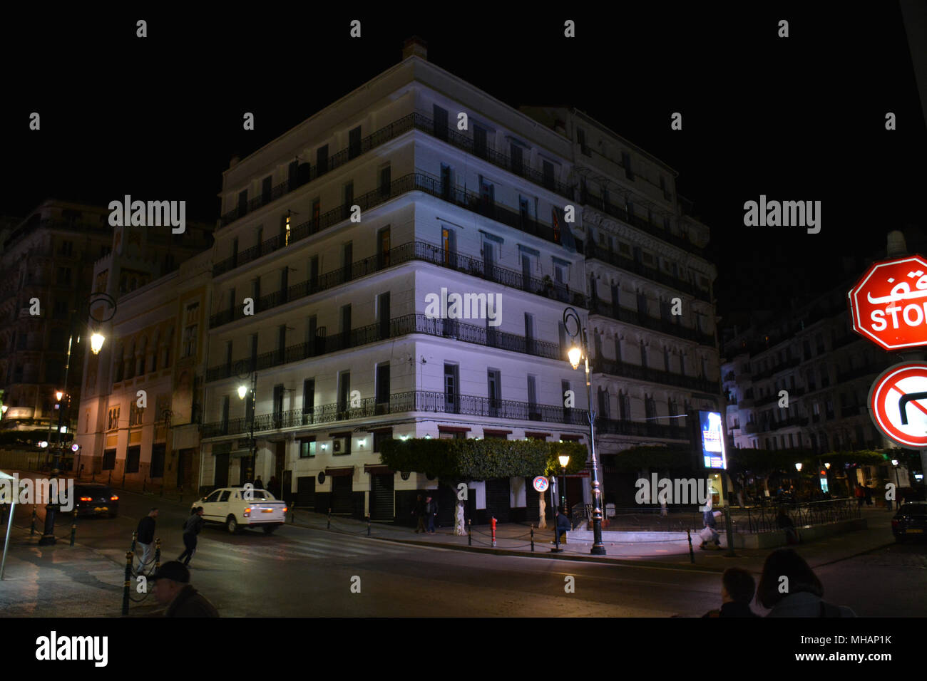 Stadt Algier in der Nacht. Stockfoto