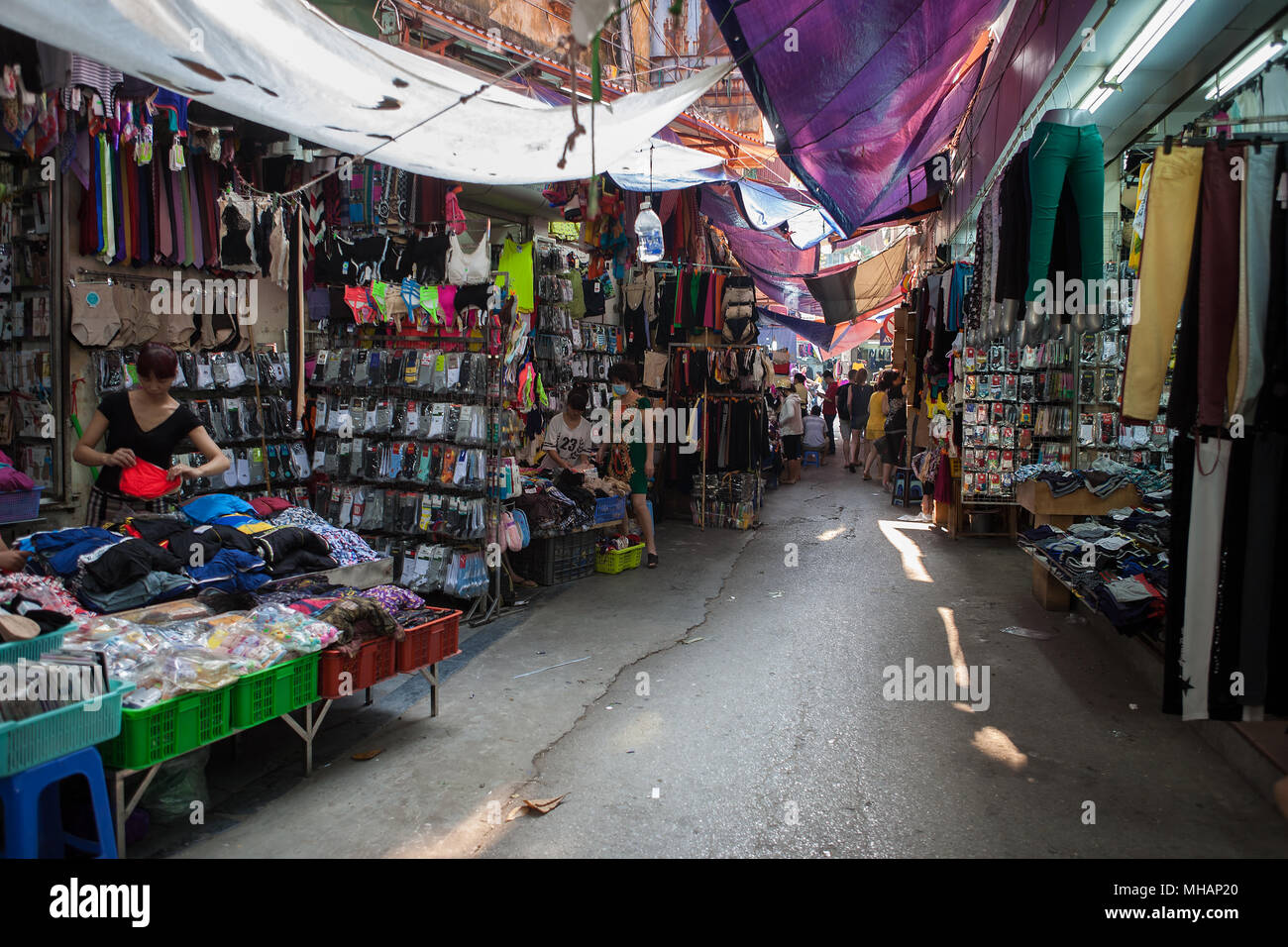 Kleine Geschäfte säumen die Straße: Gia Ngư,"Bạc, Altstadt, Hanoi, Vietnam Stockfoto