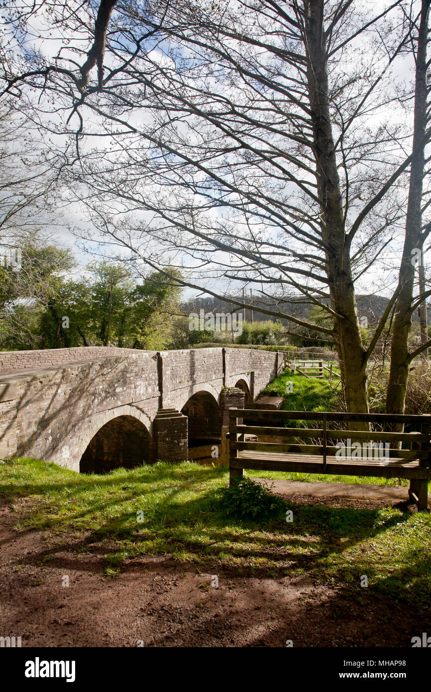 Sitz am Flussufer in der Nähe der Brücke an Vowchurch Herefordshire Stockfoto