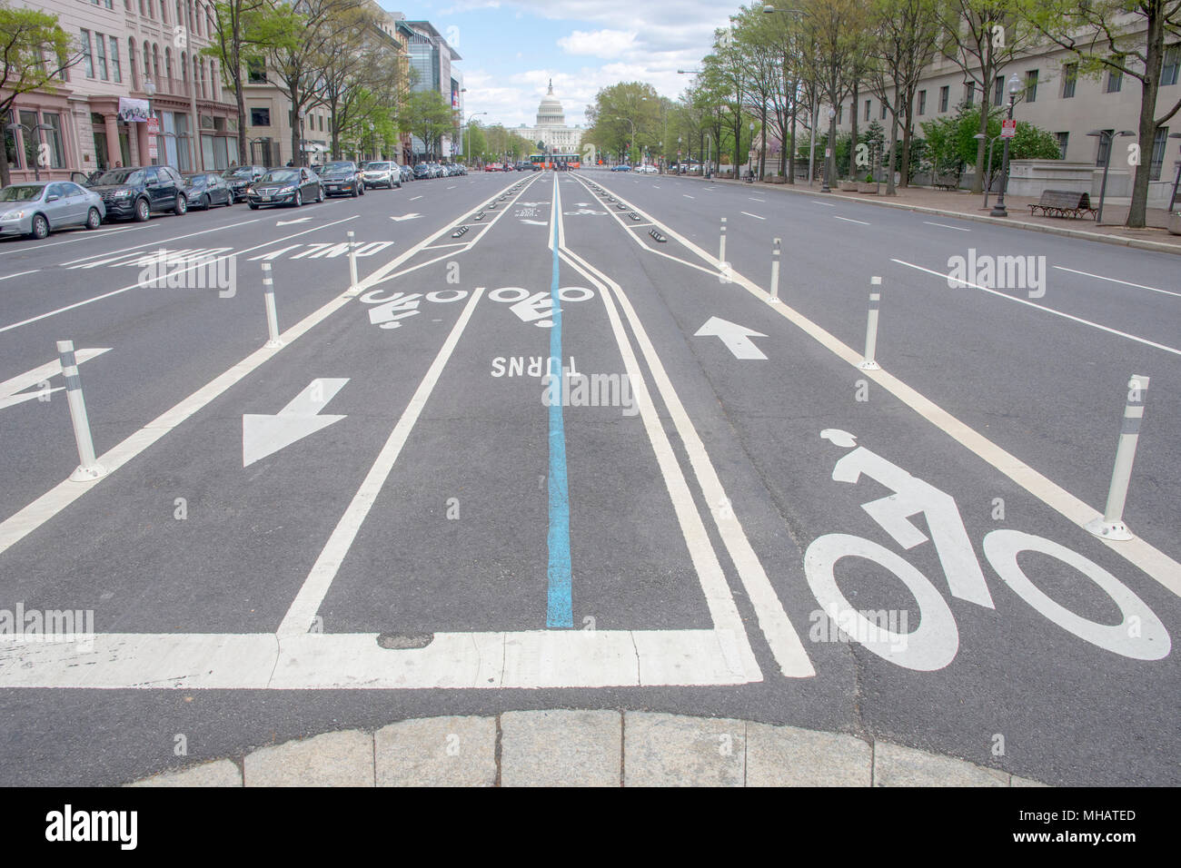 Radwege führen Sie mitten in der Pennsylvania Avenue NW, auch als die Avenue der Präsidenten bekannt gesät. U.S. Capitol Gebäude befindet sich an der Rückseite. Stockfoto