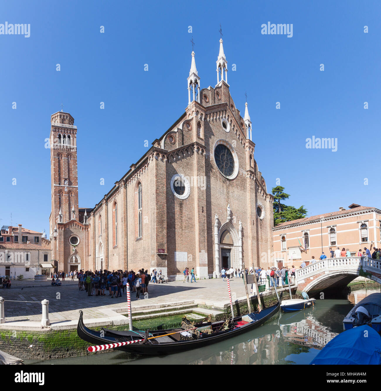 Die Basilika Santa Maria Gloriosa dei Frari, Campo dei Frari, San Polo, Venedig, Venetien, Italien mit Reflexionen und eine Gondel in den Kanal Stockfoto