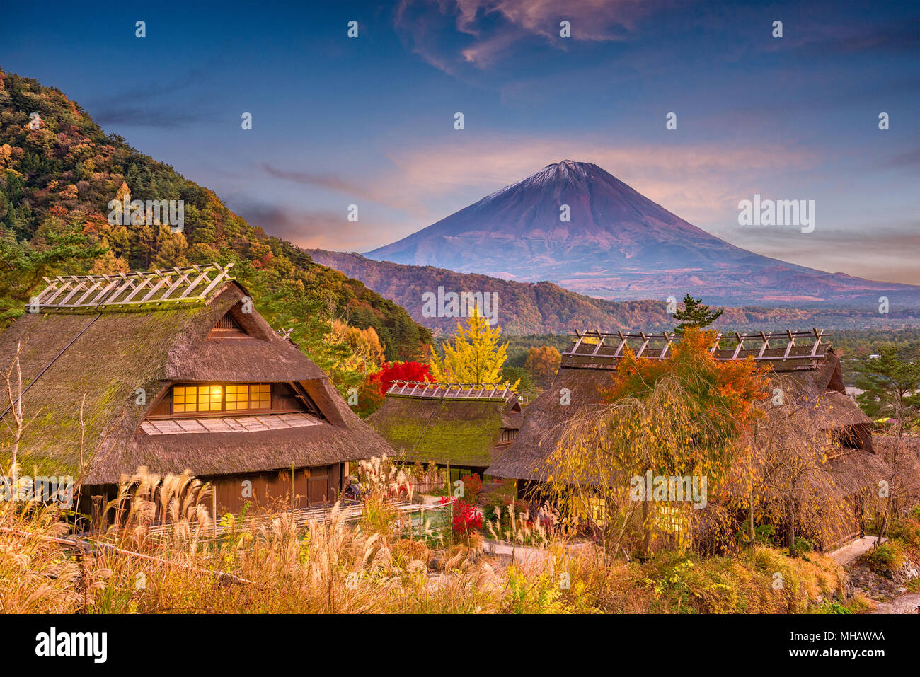 Mt. Fuji, Japan Herbst Landschaft mit historischen japanischen Dorf. Stockfoto