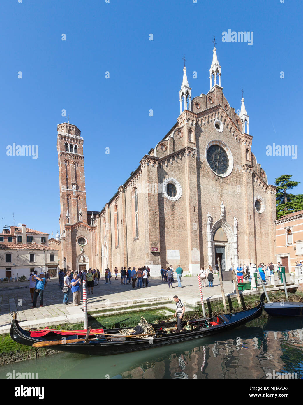 ! 492 gotische Fassade der Basilika di Santa Maria Gloriosa dei Frari, Campo dei Frari, San Polo, Venedig, Venetien, Italien mit seinem Campanile. Genähte panor Stockfoto