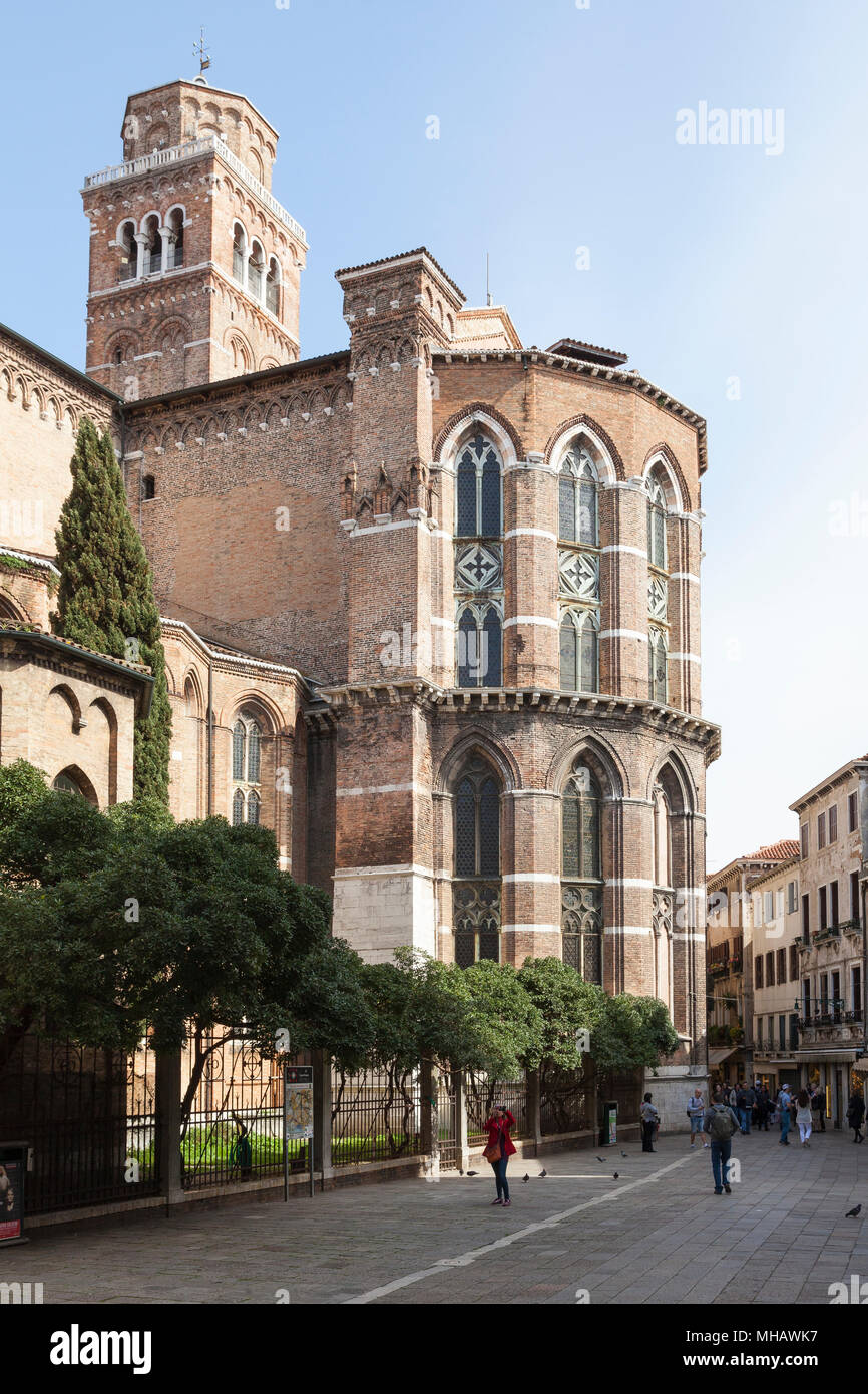 Hintere äußere der Basilika di Santa Maria Gloriosa dei Frari, Campo San Rocco, San Polo, Venedig, Venetien, Italien Das elegante lange Windows Stockfoto