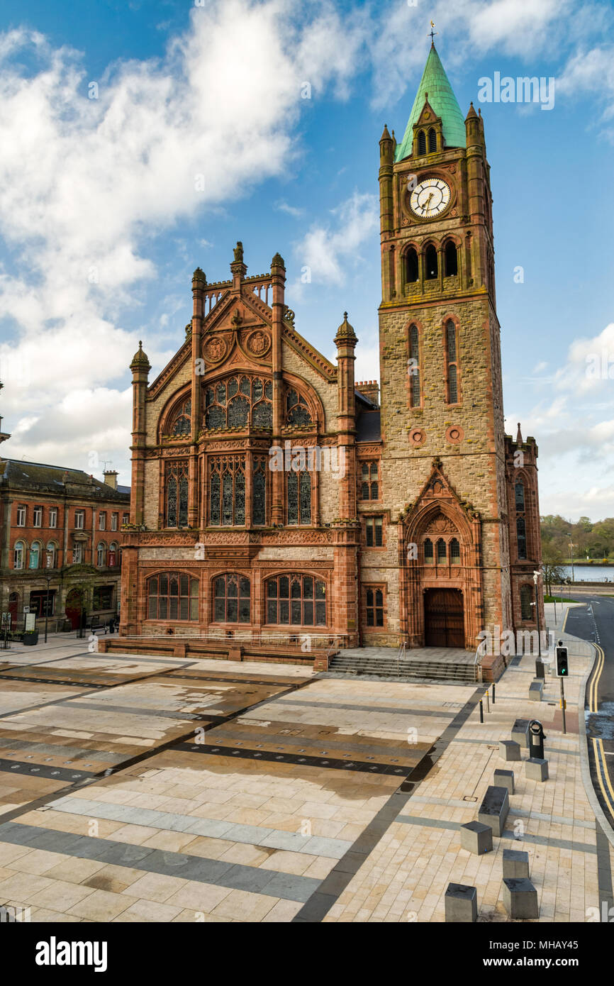 Dies ist Guildhall Gebäude in Derry Irland nur außerhalb der Städte berühmten Mauern entfernt. Stockfoto