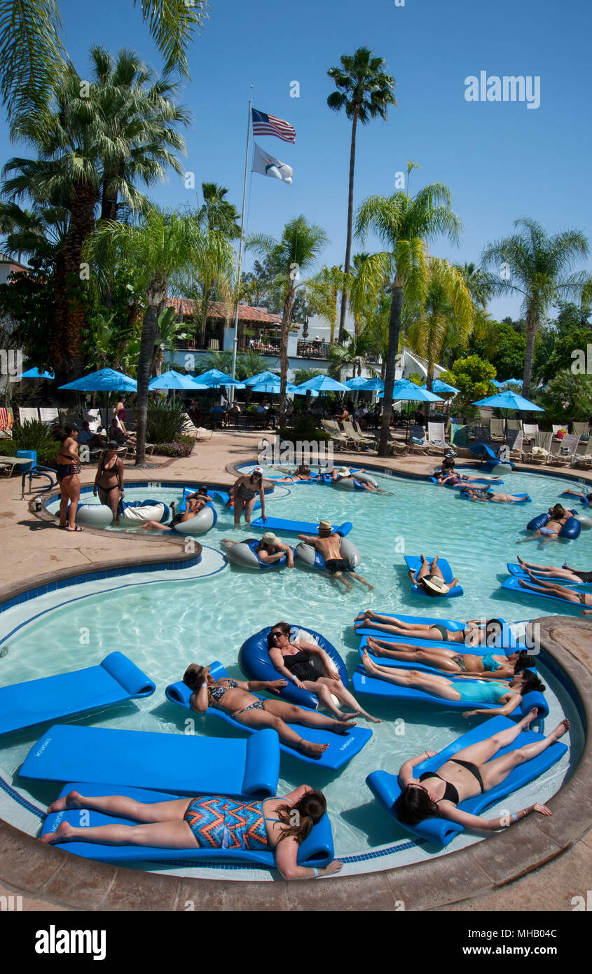 Menschen, die auf Flößen in Mineral Hot Springs Pool am Glen Ivy Hot Springs, ein Day Spa in Südkalifornien in der Nähe von Los Angeles, Stockfoto