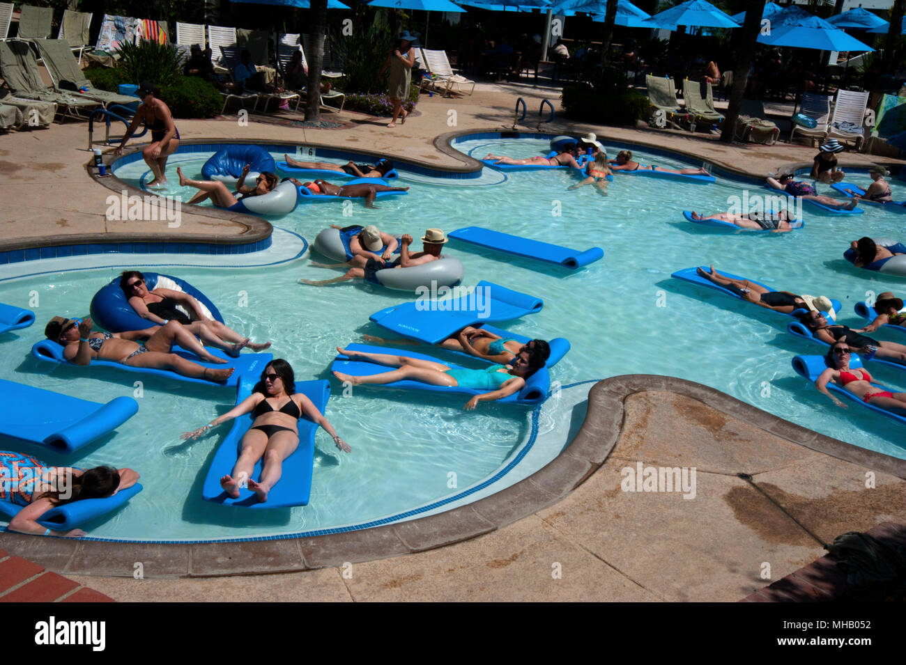 Menschen, die auf Flößen in Mineral Hot Springs Pool am Glen Ivy Hot Springs, ein Day Spa in Südkalifornien in der Nähe von Los Angeles, Stockfoto