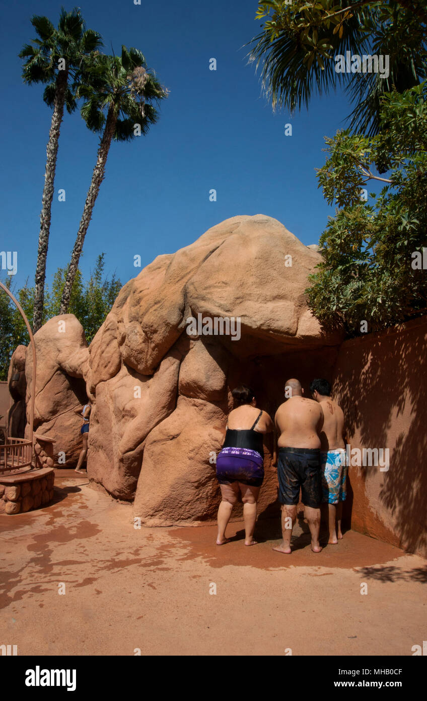 Menschen abspülen Schlamm nach dem schlammbad am Glen Ivy Hot Springs, ein Day Spa in Südkalifornien Stockfoto