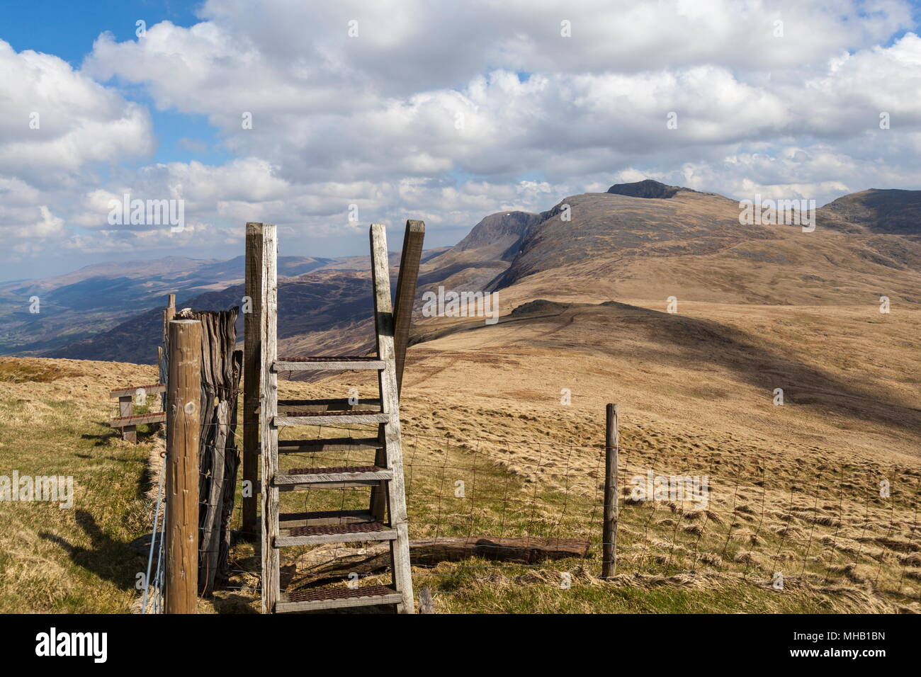 Mit Blick auf die Gipfel der Cadair Idris. Mynydd Moel und Cyfrwy vom Gipfel des Tyrrau Mawr Stockfoto
