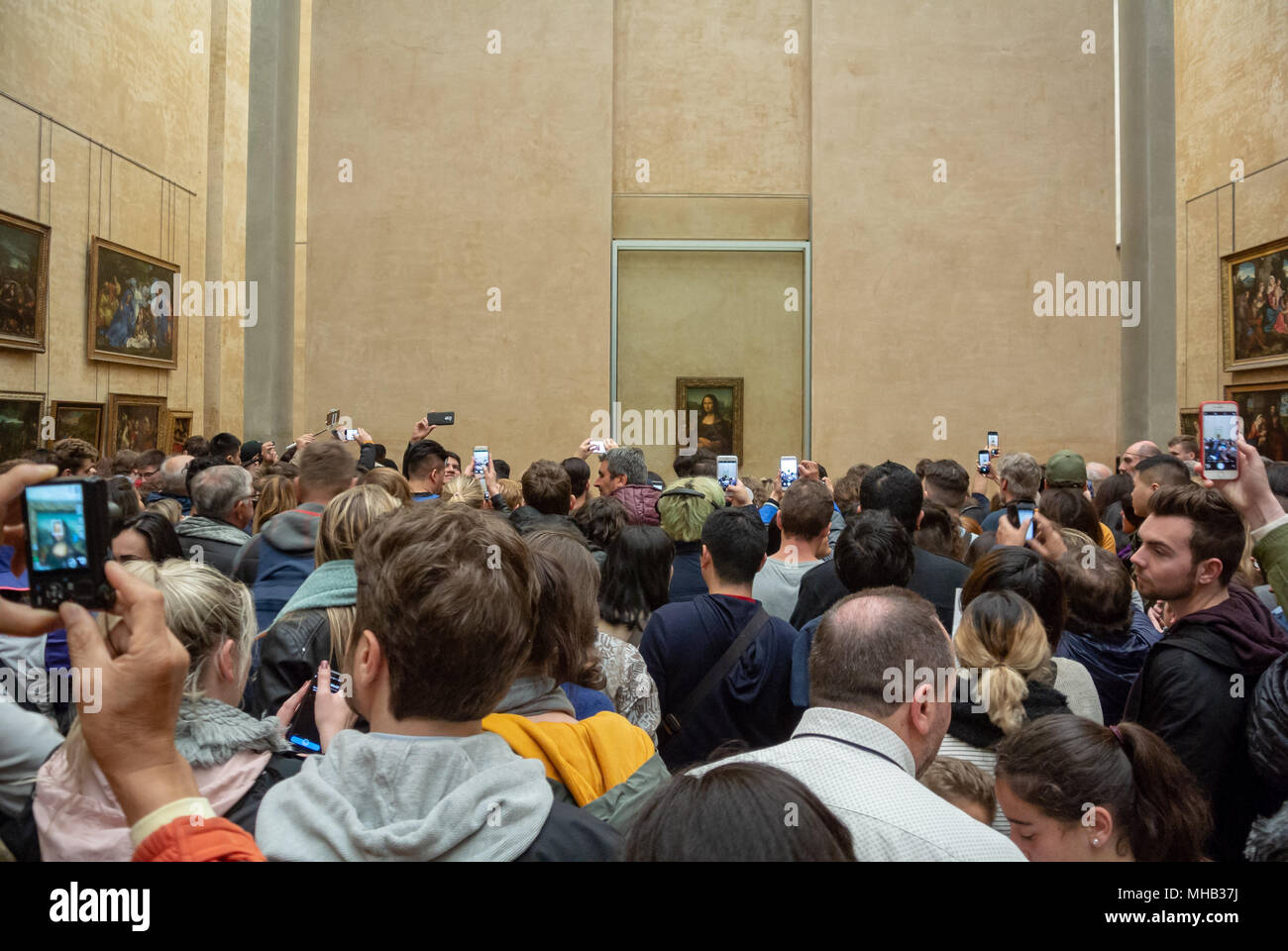 Louvre museum mona lisa tourists -Fotos und -Bildmaterial in hoher