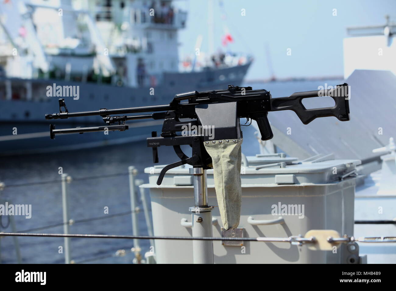 Maschinengewehr auf der Seite der Kriegsschiff Stockfoto