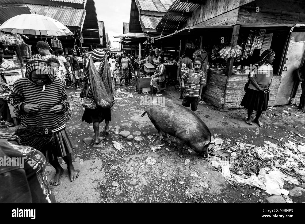 Wamena, Indonesien. Die Menschen sind auf dem lokalen Markt von Wamena im Baliem Valley, Papua Neu Guinea. Stockfoto