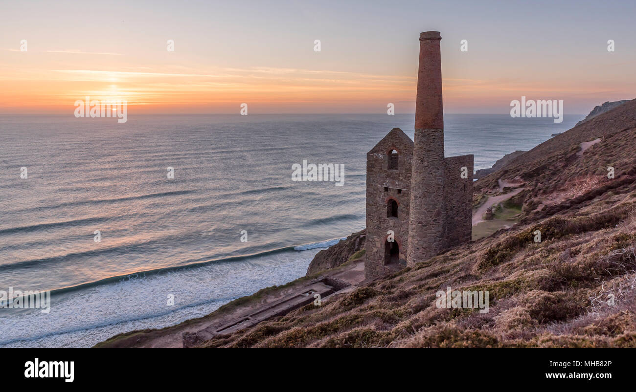 Verfallenes Cornish Tin Mine, auf der Klippe, bei Sonnenuntergang Stockfoto