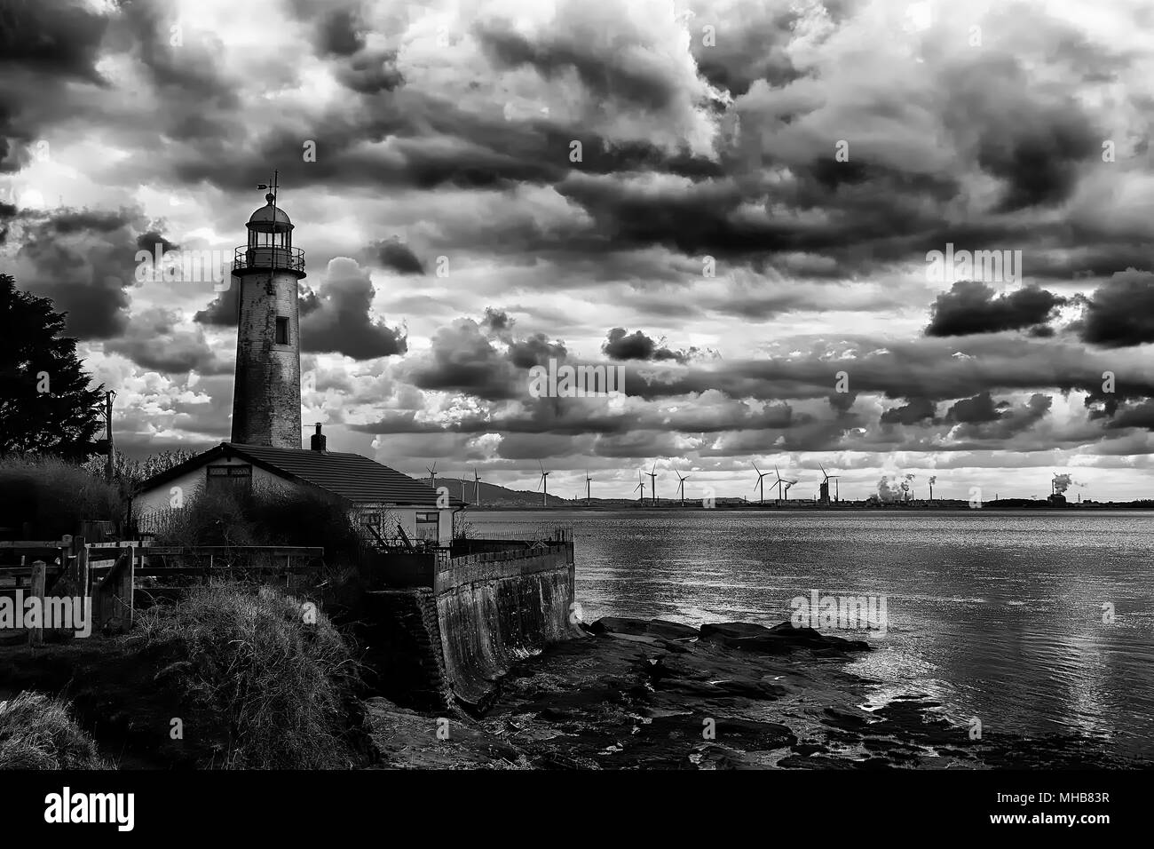 Der alte Leuchtturm mit Gewitterwolken. Hale Head Lighthouse Liverpool, Merseyside. Stockfoto