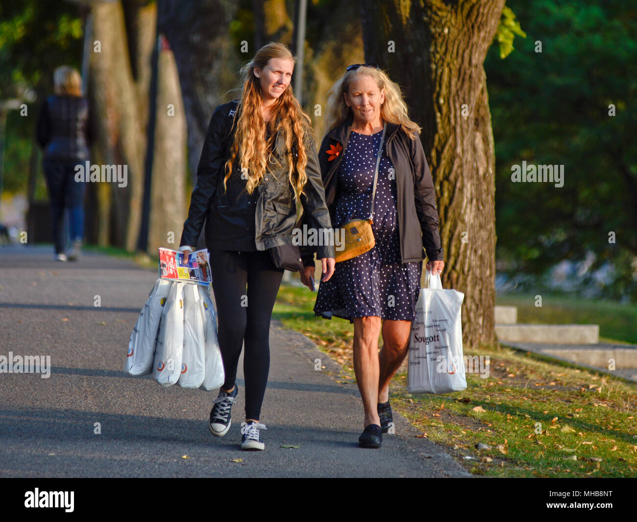 Mutter und Tochter gehen hinunter Galärparken, Stockholm, Schweden Stockfoto