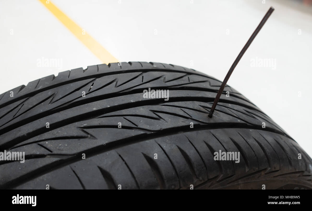 Reifen durch Eisen Stick oder Nagel durchbohrt. Autounfall oder Sicherheit  Versicherung Konzept Stockfotografie - Alamy