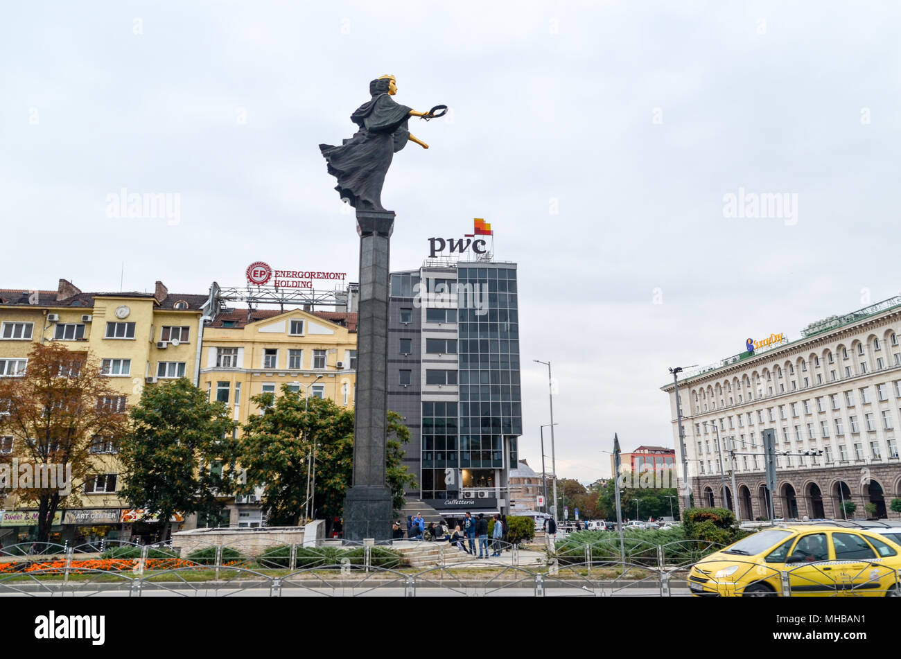 Sveta Sofia Statue in Serdika, Sofia, Bulgarien, mit der PWC-Gebäude im Hintergrund Stockfoto