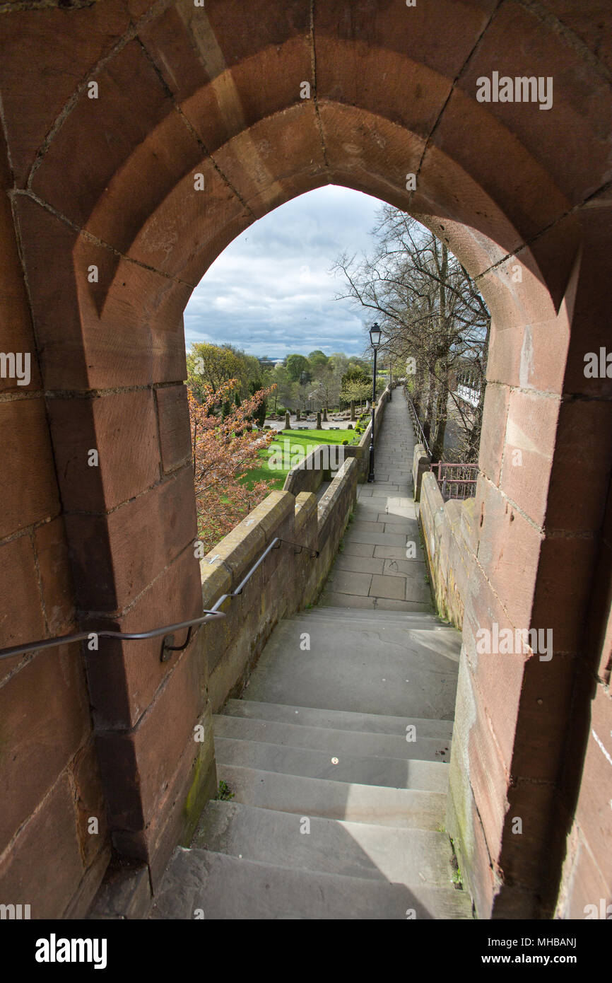 Stadt Chester, England. Malerische Aussicht auf Chester City Wände bei Newgate, mit der Mauer zu Fuß und Römischen Gärten im Hintergrund. Stockfoto