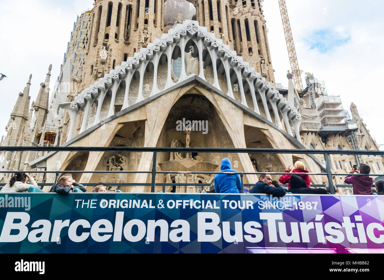 Masse der Touristen an Bord eines BarcelonaBusTuristic Bus vor der Sagrada Familia, Barcelona Stockfoto