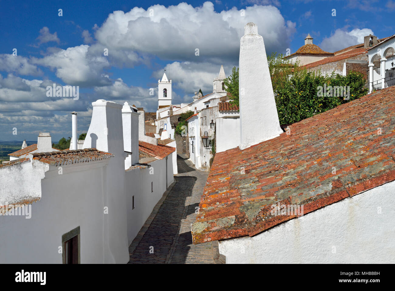 Blick auf idyllische Straße und mittelalterlichen weiß getünchten Häusern mit riesigen Kaminen Stockfoto