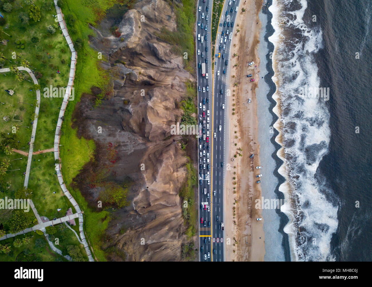 Drone Foto von Costa Verde Highway in der Nähe des Strandes in Lima Stockfoto