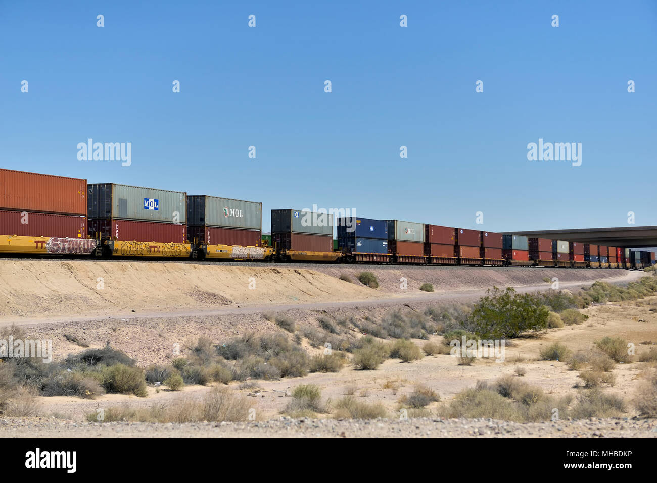 Container Kisten auf einem Güterzug in Barstow, Kalifornien Stockfoto