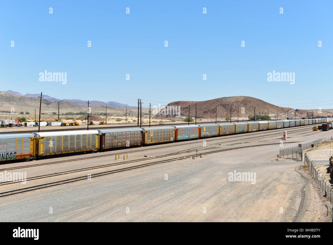Eisenbahn Kreuzung und Bahnhof, Barstow, Kalifornien. Stockfoto