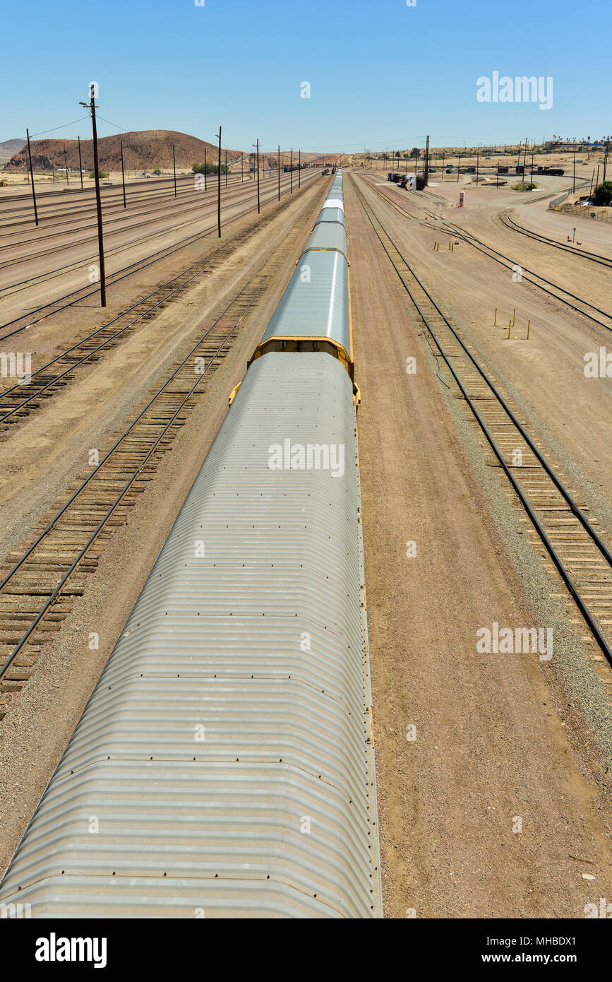 Eisenbahn Kreuzung und Bahnhof, Barstow, Kalifornien. Stockfoto
