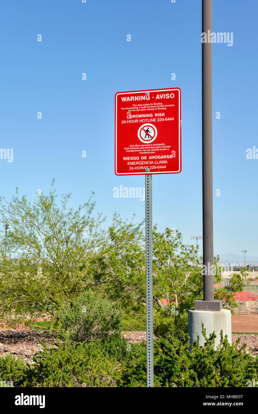 Zeichen in der Wüste von Nevada, die sagt, 'Warnung ertrinken Risiko' Stockfoto