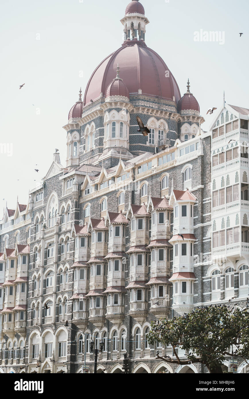 Das Taj Mahal Palast mit Blick auf das Wasser in Mumbai, Indien Stockfoto