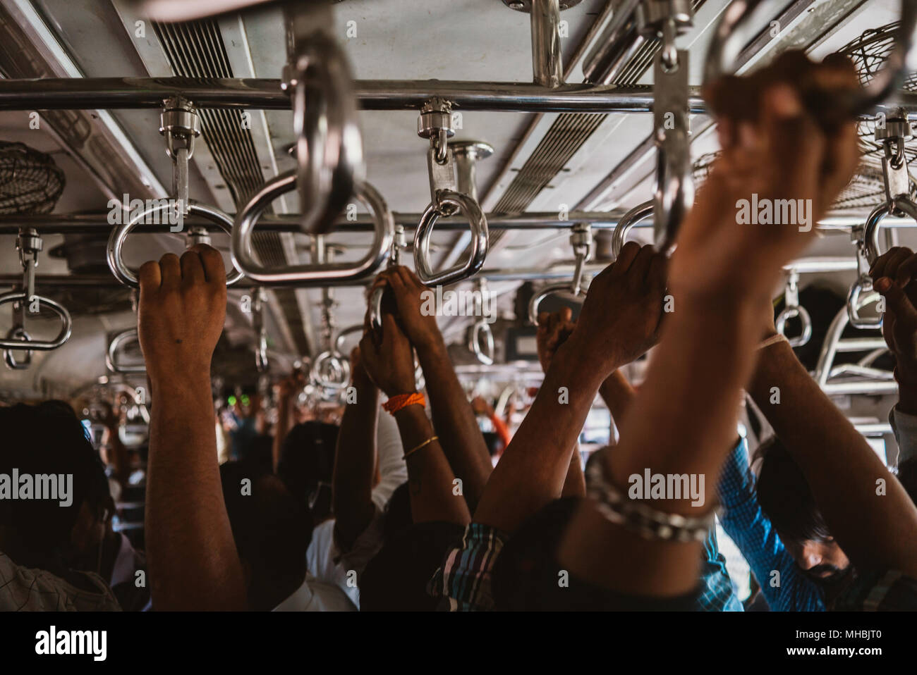 Indische Hände halten, während ein Zug Fahrt in die Stadt Mumbai, Bombay, Indien Stockfoto