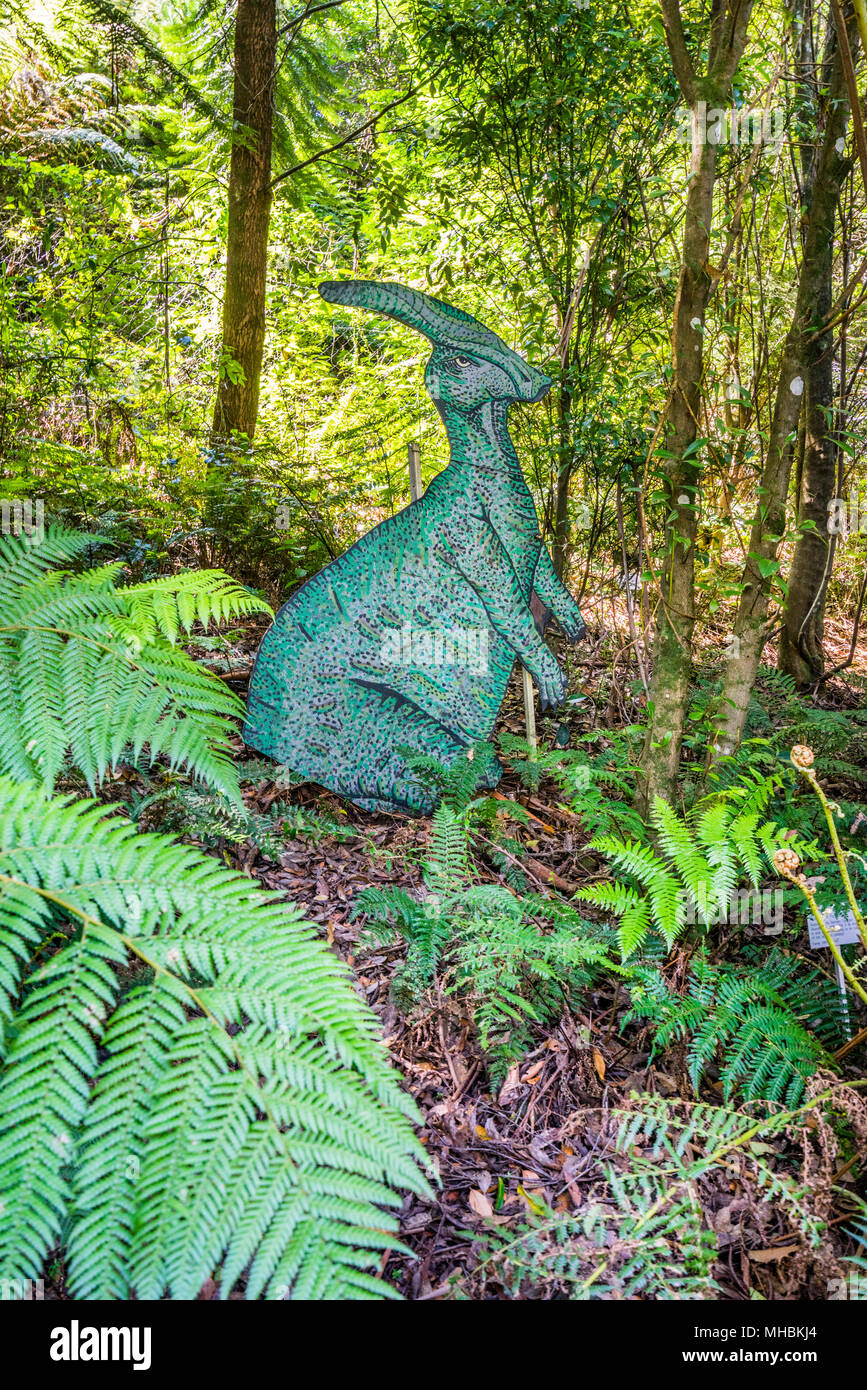 Mock up prähistorischen Kreatur in den Wäldern des Blue Mountains, Botanischer Garten, Mount Tomah, der 128 Hektar großen öffentlichen Garten, 1000 m über dem Meeresspiegel sp Stockfoto
