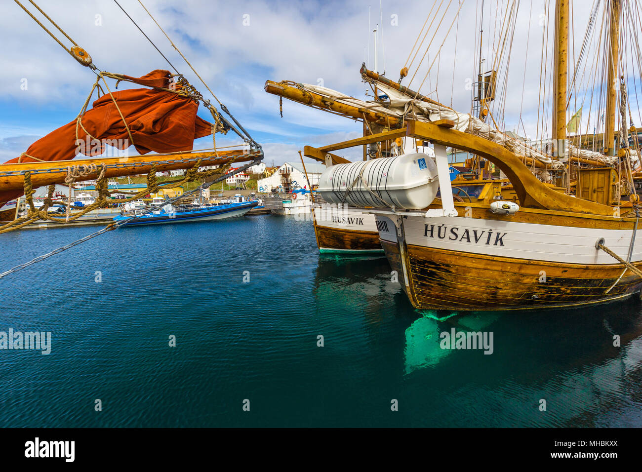 Traditionelle alte Fischerboote Hildur und Knorrinn im Hafen von Husavik, Northern Island Stockfoto