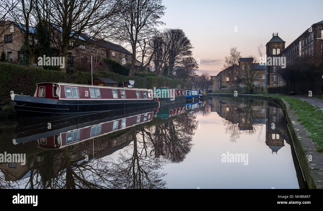 Schmale Boote und Reflexionen in der malerischen Stadt Skipton, England. Stockfoto