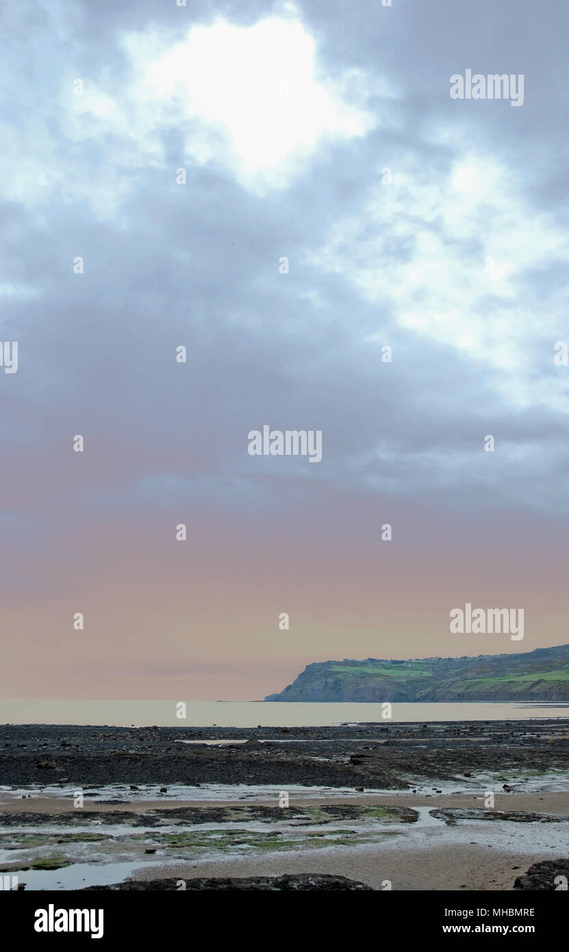 Marine von Robin Hood's Bay am Vormittag unter einem bewölkten Himmel gesehen Stockfoto