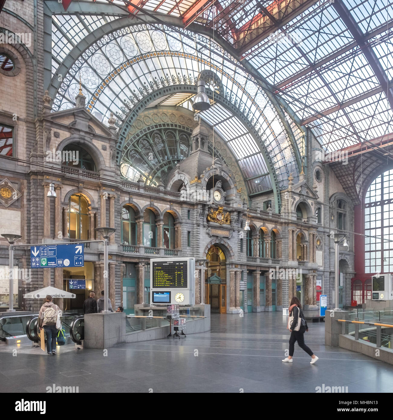 Touristen und Pendler im wunderschönen historischen Hauptbahnhof Antwerpen Stockfoto