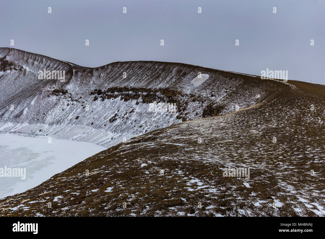 Gefrorenen See in Viti Krater in Krafla geothermische Gebiet in der Nähe des Sees Myvatn, North Island Stockfoto