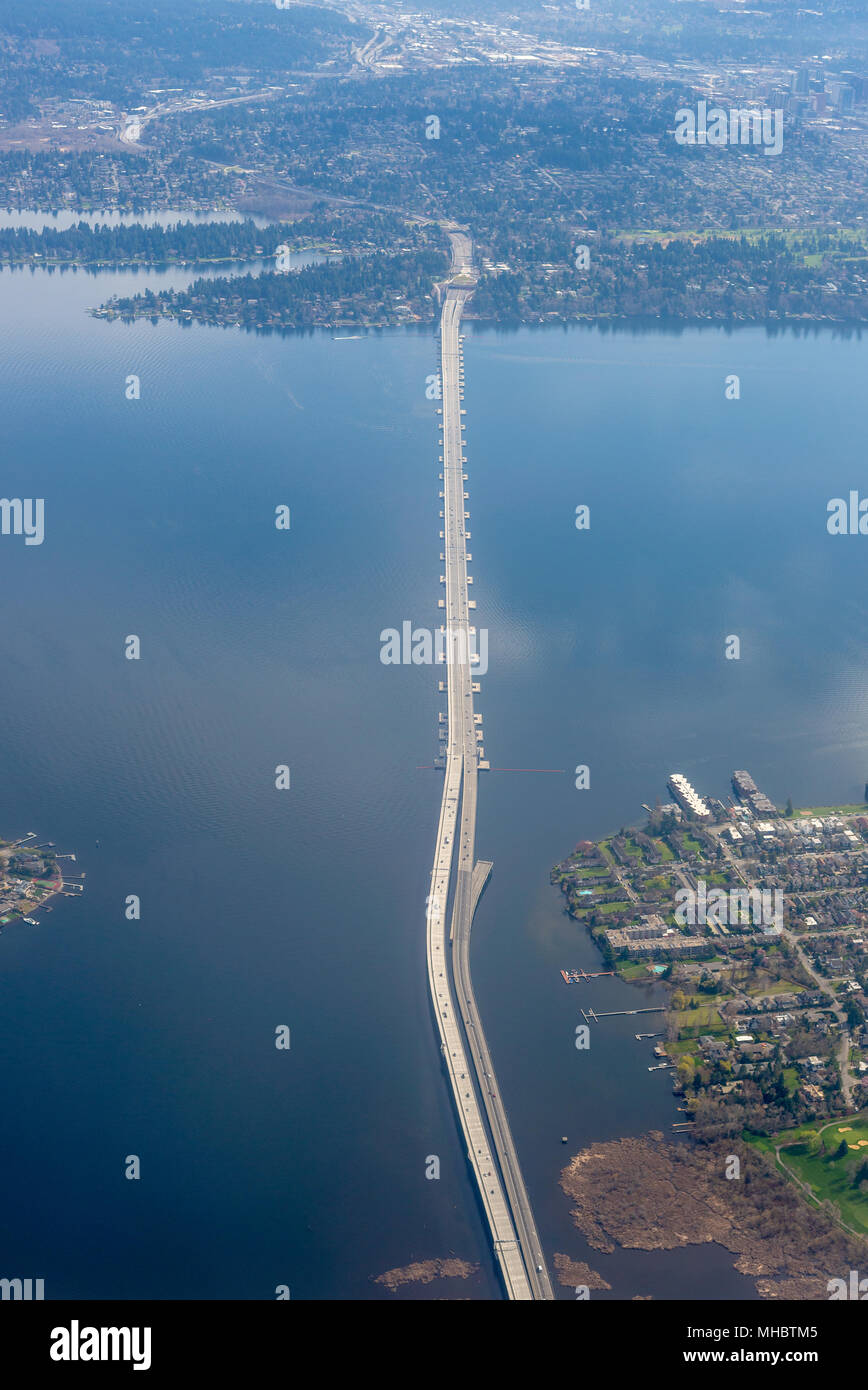 Luftaufnahme der Evergreen Point schwimmende Brücke über den Lake Washington in Seattle, Washington. Stockfoto