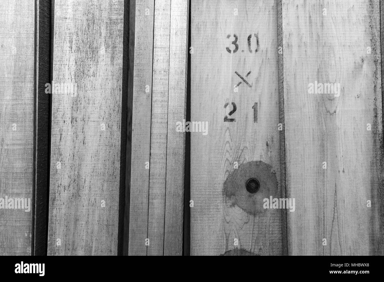 30 x 21; Holz, stehend; Tokyo, Japan (schwarz und weiß) Stockfoto