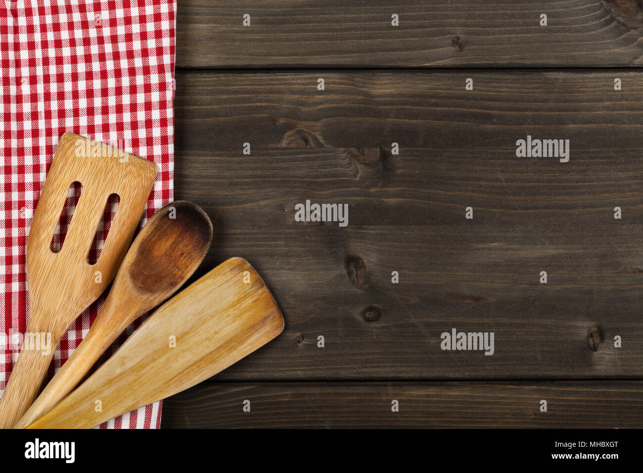 Holzlöffel mit roten und weißen Küchentuch auf weissem Holztisch mit Kopie Raum Stockfoto