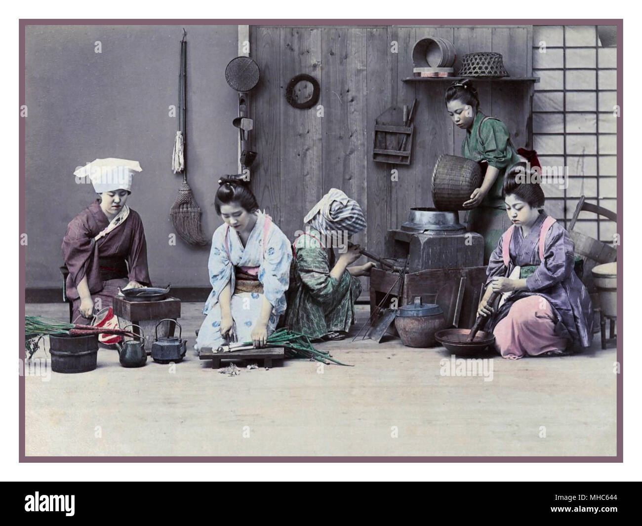 JAPAN Meiji Periode 1880-1890 weibliche Arbeitnehmer in einer Küche für das Abendessen zubereitet. Farblithografie Photochrom bild Technik ca. 1880-1890. Meiji-periode 明治時代 (, Meiji-jidai), auch als der Meiji ära bekannt, ist eine japanische Ära der ab Oktober 23, 1868, 30. Juli 1912. Dieser Zeitraum stellt die erste Hälfte des Reiches von Japan während der japanischen Gesellschaft von einer isolierten feudalen Gesellschaft in seiner modernen Form verschoben. Stockfoto