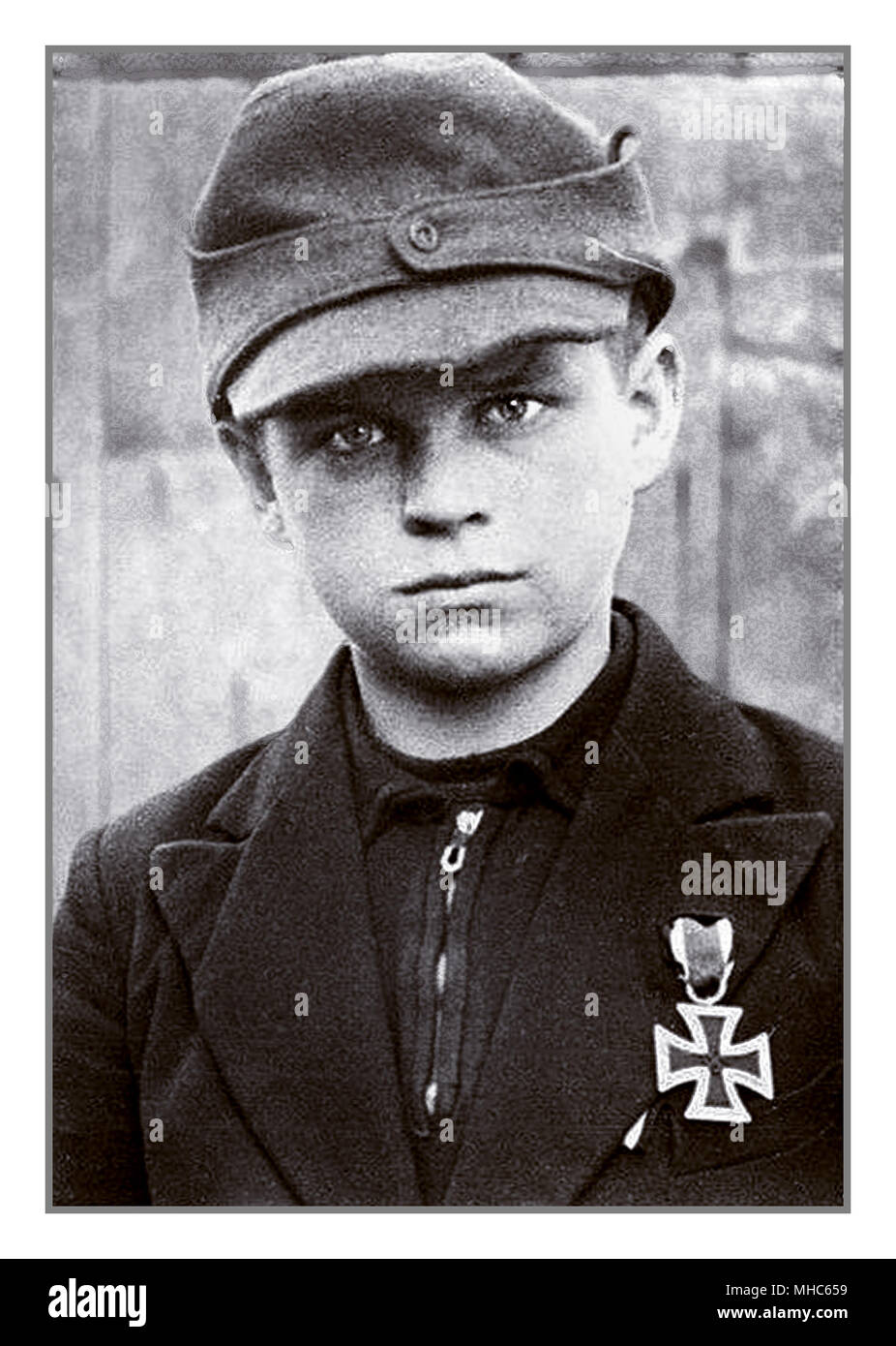 1940 Das Foto von Hitler Jugend Medaille Iron Cross.. Junge Menschen im Alter von 10-12 Jahren, die bereits mit einem Eisernen Kreuz Medaille für Tapferkeit vorgestellt, aus Reihen der Hitlerjugend, versendet mit blindem Glauben und falsch verstandener Loyalität um jeden Preis Berlin Deutschland in der letzten Phase des Zweiten Weltkriegs 1945 zu verteidigen. Stockfoto