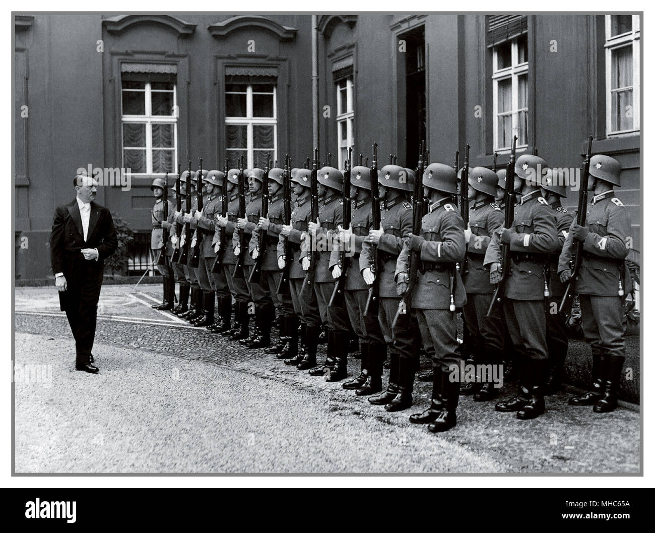 Adolf Hitler in formellen Abendessen kleid Bewertungen eine ehrengarde im Innenhof des Reichspräsidetenpalais Berlin Deutschland 1934 September 12 Adolf Hitler im Fell und Schweif Bewertungen eine ehrengarde im Innenhof des Reichspräsidentenpalais nach Erhalt Józef Lipski als neuer Botschafter Polens in Berlin (12. September 19340 Stockfoto
