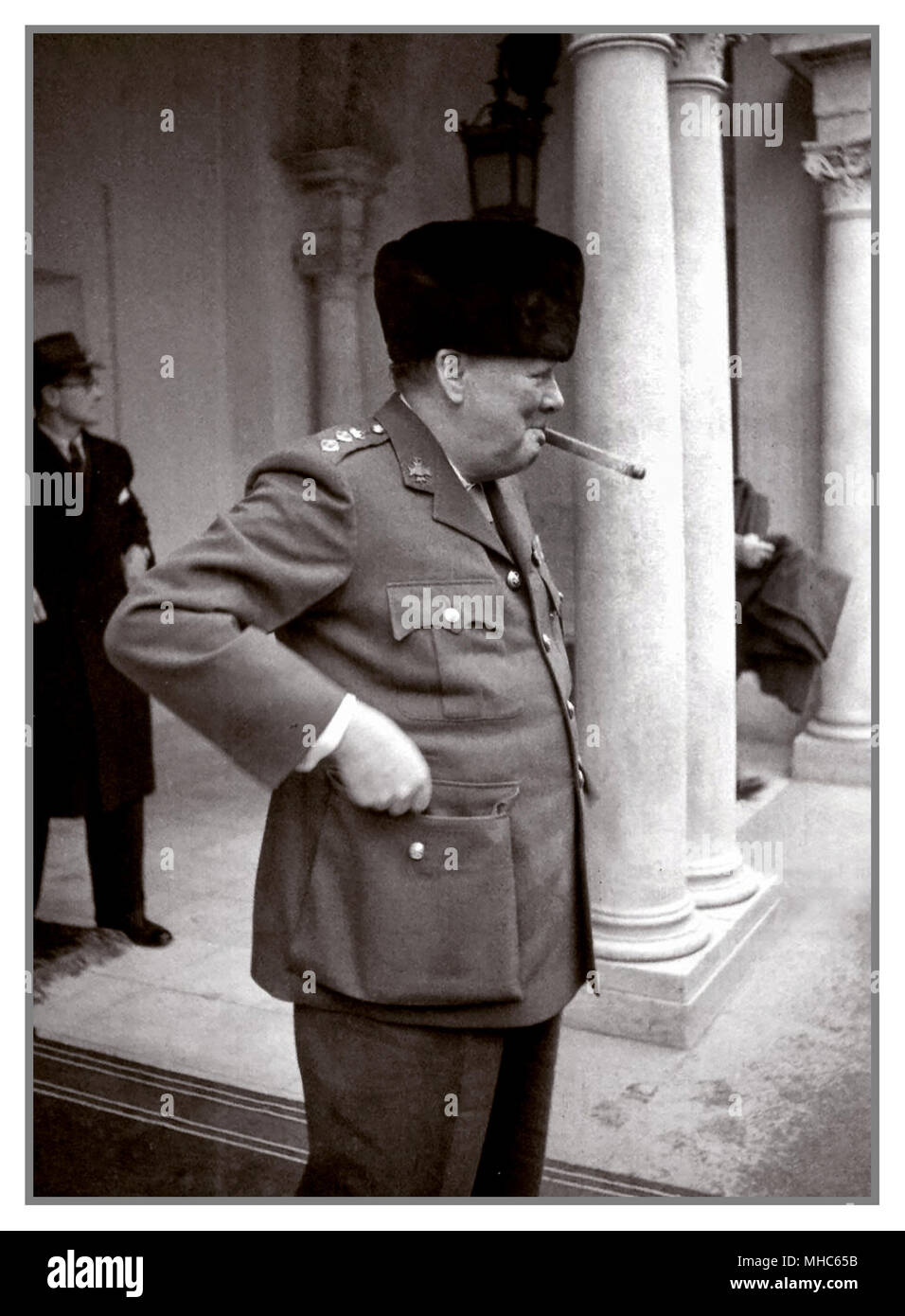 1945 Liwadia-palast Winston Churchill rauchen seine immer vorhanden Signatur Zigarre am Eingang des Liwadia-palast während der Konferenz von Jalta 1945. Der britische Premierminister Winston Churchill (1874-1965) am Eingang zu den Liwadia-palast während der Konferenz von Jalta von den Staats- und Regierungschefs der Länder der Anti-Hitler-Koalition. Stockfoto
