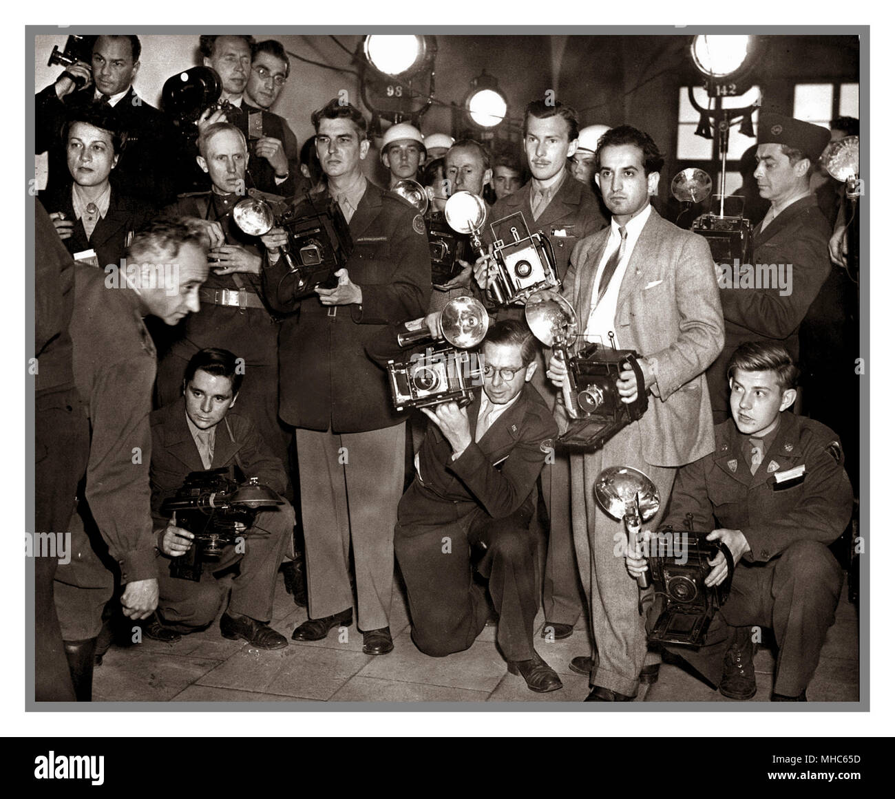 NÜRNBERGER PROZESSE PRESSE NEWS Fotojournalisten warten darauf, dass hochrangige Nazis den Nürnberger Prozess verlassen. Die Nürnberger Prozesse, die zum Zwecke der Strafverfolgung von Nazi-Kriegsverbrechern abgehalten wurden, waren eine Reihe von 13 Prozessen, die zwischen 1945 und 1949 in Nürnberg, Deutschland, durchgeführt wurden. Die Angeklagten, darunter auch Beamte der NSDAP und hochrangige Militäroffiziere sowie deutsche Industrievertreter, Anwälte und Ärzte, wurden wegen Verbrechen gegen den Frieden und Verbrechen gegen die Menschlichkeit angeklagt, von denen die schwersten durch Erhängen zum Tode verurteilt wurden... Stockfoto