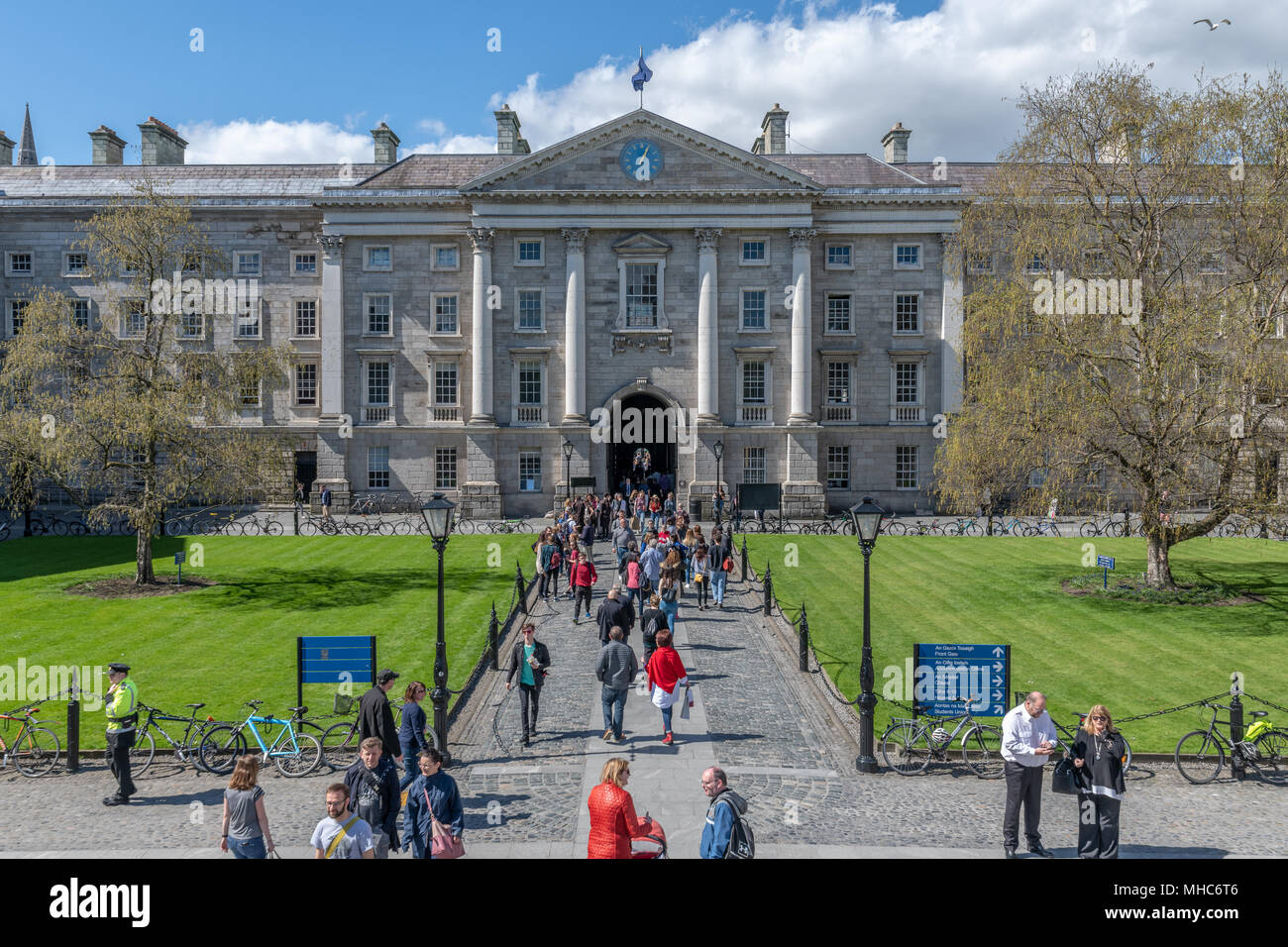 Überfüllte Parliament Square des Trinity College Dublin an einem sonnigen Tag Sommer Stockfoto